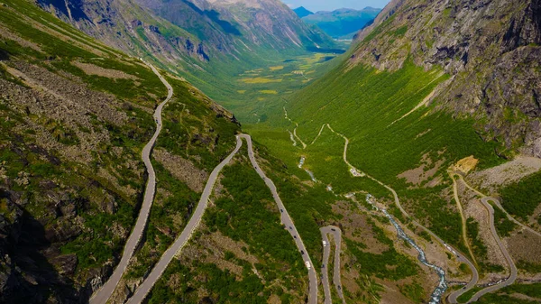 Trolls Path Trollstigen Klikatá Malebná Horská Cesta Mnoha Auty Norsko — Stock fotografie