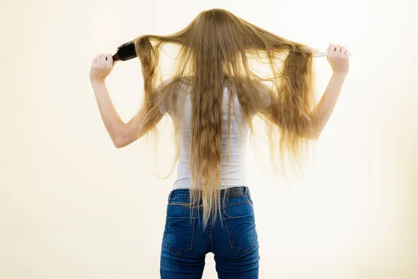 Uzun Saçlarını Tarayan Fırçalı Sarışın Kadın Saçları Bakımsız Ergen Bir — Stok fotoğraf