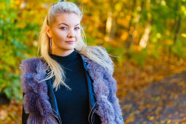 Woman Wearing Fashionable Outfit Artificial Fur Coat Walking Autumnal Park — Stock Photo, Image