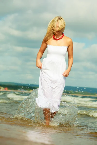 Aantrekkelijke Blonde Vrouw Draagt Lange Witte Romantische Jurk Wandelen Het — Stockfoto