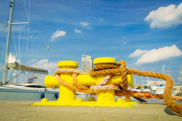 Koncepcja Obiektów Żeglugowych Liny Żeglarskie Związane Wokół Żółtej Przystani Bollard — Zdjęcie stockowe