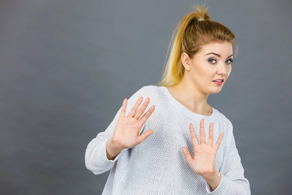 Frau Mit Angeekeltem Gesichtsausdruck Sieht Unangenehme Sache Verweigern Etwas Zeigt — Stockfoto