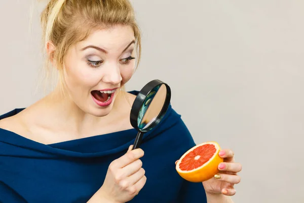 Mujer Rubia Sosteniendo Lupa Investigando Mirando Cerca Fruta Naranja Pomelo — Foto de Stock