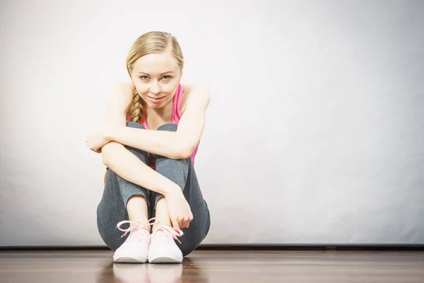Mladá Blond Žena Sportovní Sezení Dřevěné Podlahy Kryté Příprava Cvičení — Stock fotografie