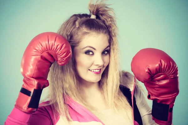 Funny Chica Rubia Boxeador Femenino Grandes Guantes Rojos Divertidos Jugando —  Fotos de Stock