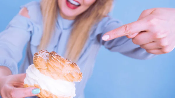 Концепция Сладкой Еды Счастья Смешная Радостная Блондинка Указывающая Вкусный Слоеный — стоковое фото