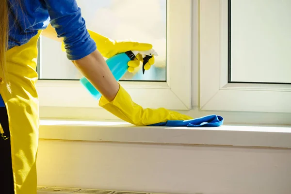 Mujer Irreconocible Limpiando Alféizar Ventana Usando Tela Azul Detergente Concepto —  Fotos de Stock
