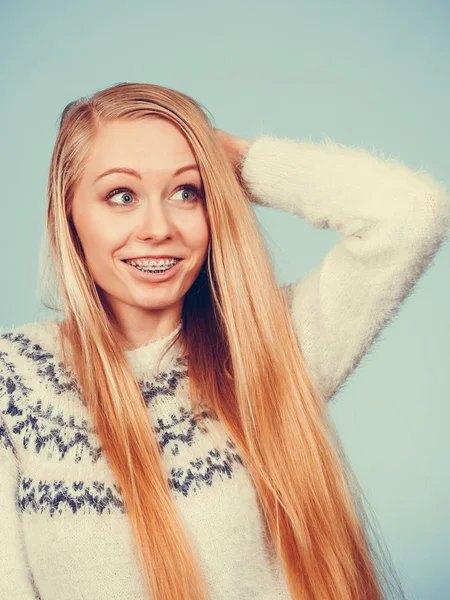 Ortodontist Tandvård Behandlingskoncept Lyckligt Leende Kvinna Visar Hennes Tandställning Tänderna — Stockfoto