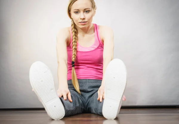 Giovane Donna Bionda Abbigliamento Sportivo Seduta Sul Pavimento Legno Coperto — Foto Stock