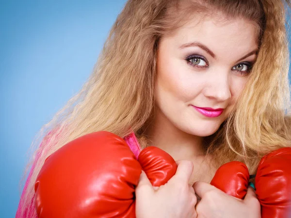 Söt Blond Flicka Kvinnlig Boxare Med Stora Roliga Röda Handskar — Stockfoto