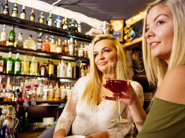 Girl Alcohol Glass Night Club Counter Bar Employee Celebration Friends — Stock Photo, Image