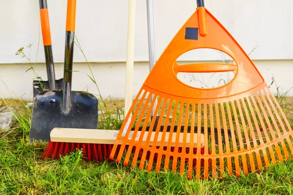 Gartengeräte Orangefarbene Harke Besen Und Schaufel Auf Grünem Rasen Gartengeräte — Stockfoto