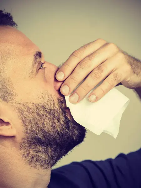 Uomo Che Influenza Starnutisce Nel Tessuto Igienico Ragazzo Malato Allergico — Foto Stock