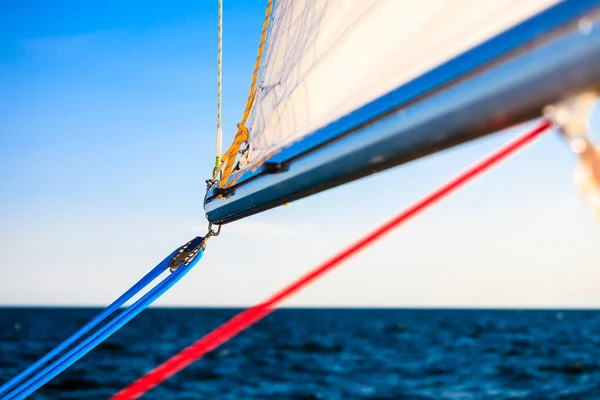Detaillierte Nahaufnahme Der Takelage Auf Einem Segelboot Während Einer Kreuzfahrt — Stockfoto