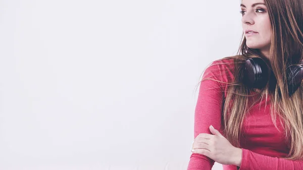 Jovencita Con Auriculares Chica Feliz Sentada Sofá Música Ocio Relajar — Foto de Stock