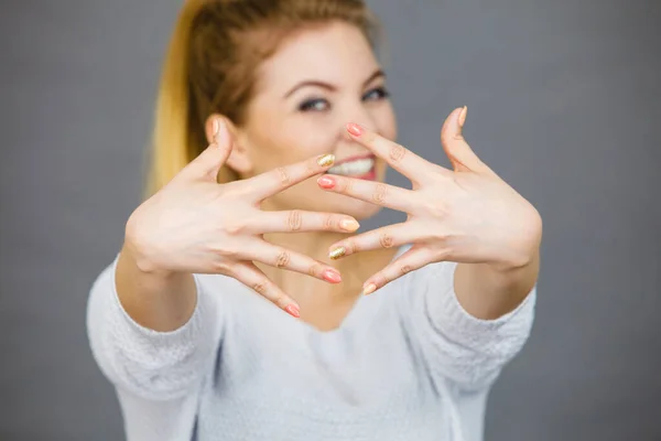 Feliz Orgulhoso Jovem Mulher Mostrando Suas Mãos Frente Seu Rosto — Fotografia de Stock