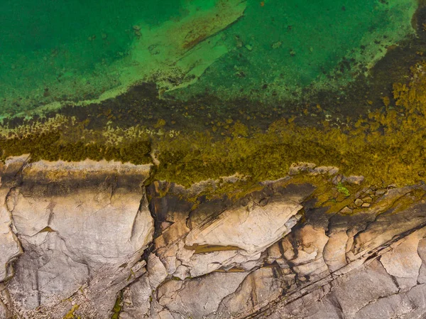 Vista Aerea Acqua Cristallina Blu Mare Con Pietra Rocciosa Fiordo — Foto Stock