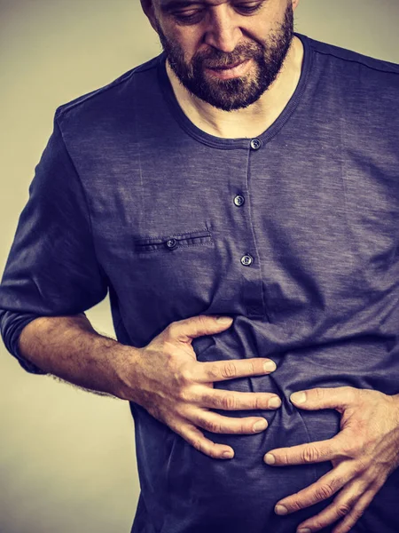 Hombre Tiene Enorme Dolor Estómago Sosteniendo Vientre Sintiéndose Muy Mal — Foto de Stock