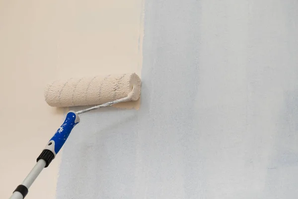 Πρόσωπο Που Βάζει Μπογιά Στον Τοίχο Χρησιμοποιώντας Βούρτσα Κυλίνδρου Σχέδιο — Φωτογραφία Αρχείου