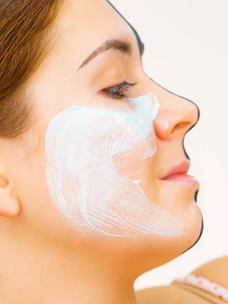 Yüzünün Yarısında Kil Karbonhidrat Maskesi Olan Bir Kadın Temiz Cilde — Stok fotoğraf