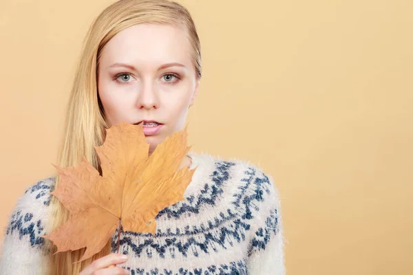 Ideazione Decorazioni Naturali Autunnali Donna Con Foglie Autunnali Studio Girato — Foto Stock