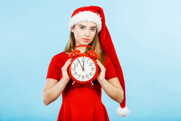 クリスマス 季節の服 クリスマスの時間の概念 大きな赤い時計を持っているサンタクロースのヘルパーの衣装を身に着けている女性 お祝いを待っています — ストック写真