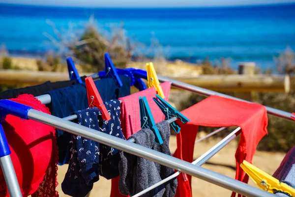 Camping Stranden Äventyrskoncept Kläder Hängande För Att Torka Tvättlina Utomhus — Stockfoto