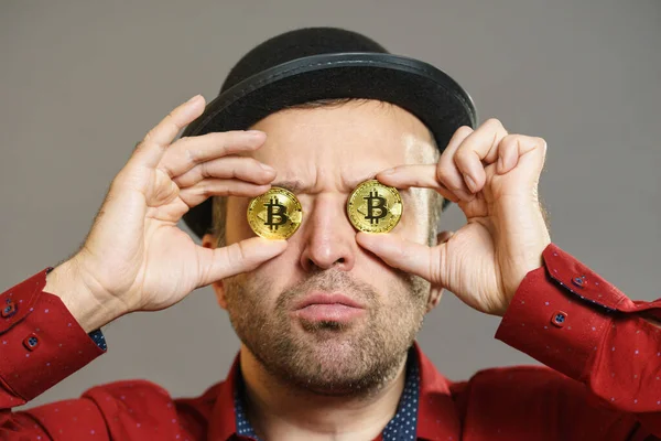 大人の男は目にプリンスニーズとしてビットコインを持っています 暗号インターネット通貨銀行の概念 — ストック写真