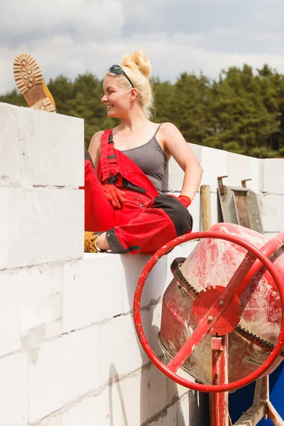 Sterke Vrouw Werknemer Werken Met Rode Beton Cement Mixer Machine — Stockfoto