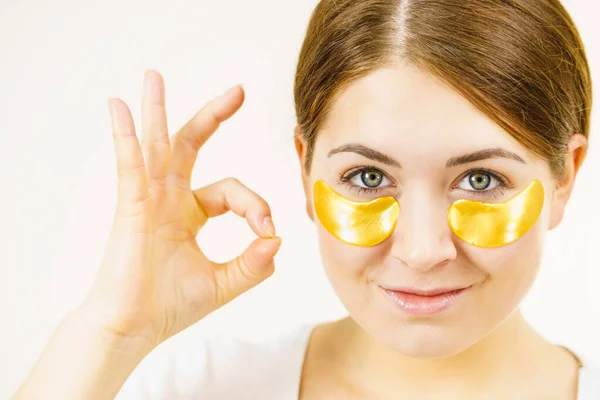 Jovem Mulher Aplicando Máscara Manchas Colágeno Dourado Sob Olhos Menina — Fotografia de Stock