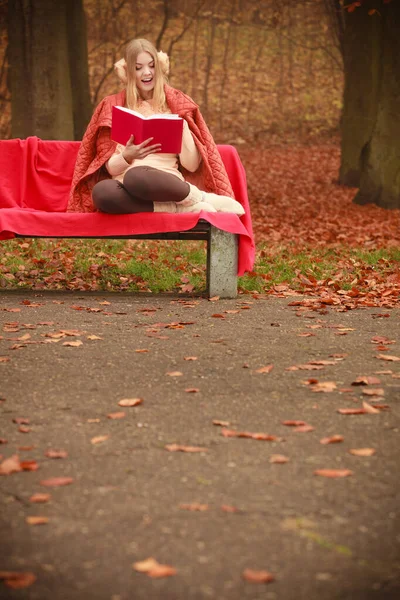 Herfst Tijd Onderwijs Concept Blond Meisje Met Boek Aantrekkelijke Vrouw — Stockfoto