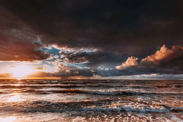 Increíble Puesta Sol Colorida Sobre Horizonte Del Mar Noche Cielo —  Fotos de Stock