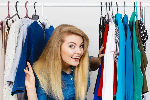 Felice Giovane Donna Durante Shopping Tempo Raccogliendo Vestiti Perfetto Vestito — Foto Stock