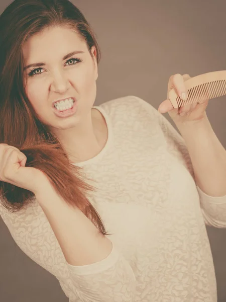 Haarpflegeprobleme Reizbare Attraktive Frau Mit Wütendem Frustriertem Gesichtsausdruck Während Sie — Stockfoto