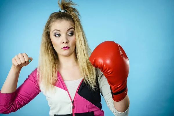 Sportlich Lustige Frau Mit Rotem Boxhandschuh Gestikulierend Und Verwirrt Studioaufnahme — Stockfoto