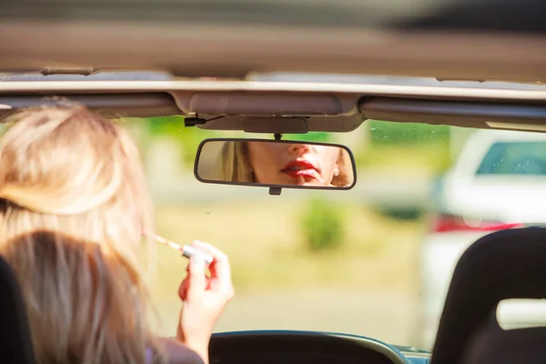 Araba Kullanma Tehlikesi Kavramı Dudak Boyayan Genç Bir Kadın Sürücü — Stok fotoğraf
