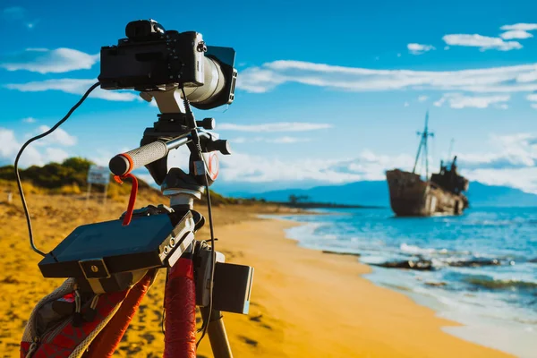 Professional Camera Tripod Taking Picture Film Video Coastline Rusty Shipwreck — Stock Photo, Image