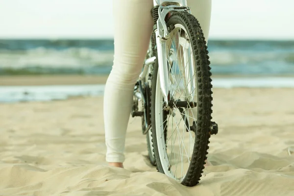 Bicicleta Mulher Irreconhecível Ciclismo Praia Areia Verão Tempo Esporte Recreação — Fotografia de Stock
