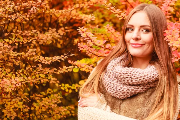 Frau Warmen Modischen Outfit Spaziert Bei Goldenem Herbstwetter Park Und — Stockfoto