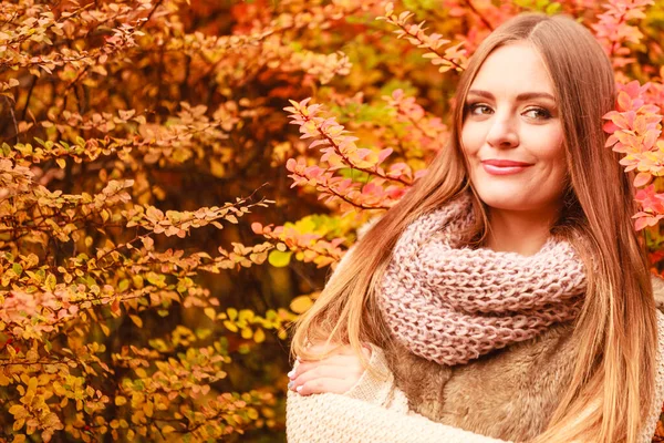 Mujer Vestida Con Ropa Cálida Moda Caminando Parque Durante Clima —  Fotos de Stock