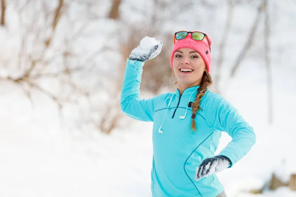 Flicka Som Leker Spelen Snö Ung Kvinna Gungade Snöbollar Hälsokoncept — Stockfoto