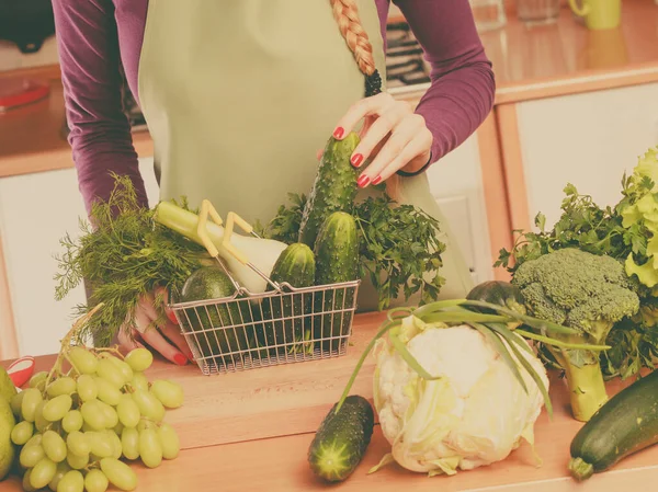 Acheter Régime Alimentaire Sain Concept Femme Dans Cuisine Ayant Beaucoup — Photo