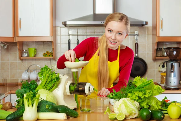 Pití Dobré Pro Zdraví Dietní Snídaně Koncept Mladá Žena Kuchyni — Stock fotografie