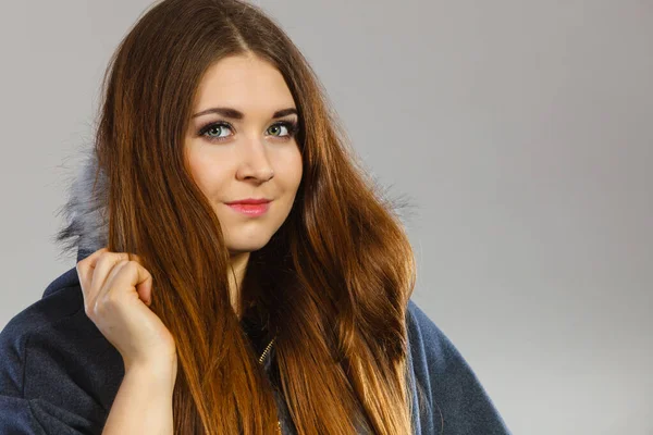 Mulher Feliz Vestindo Casaco Poncho Escuro Com Capuz Peludo Moda — Fotografia de Stock