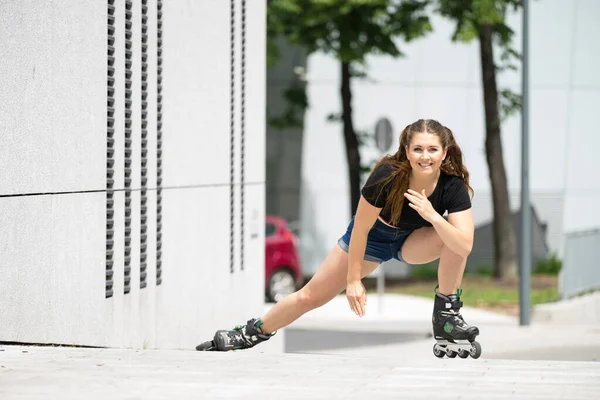 Mujer Con Patines Ciudad Mujer Siendo Deportivo Estirar Sus Piernas —  Fotos de Stock