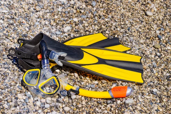 Equipamento Mergulho Flippers Tubo Máscara Mergulho Deitado Praia Pedra Costa — Fotografia de Stock