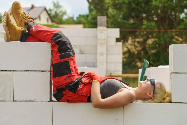 Mujer Dungarees Relajarse Después Duro Trabajo Sitio Construcción Joven Hembra — Foto de Stock