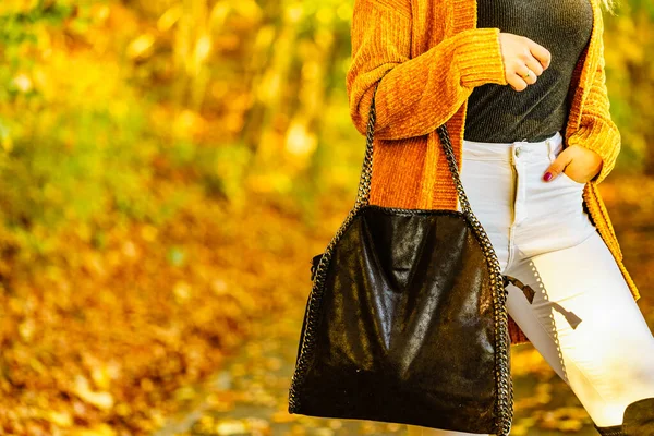 Eine Unkenntliche Frau Trägt Einen Langen Orangefarbenen Strickpullover Herbstmode Herbstlich — Stockfoto