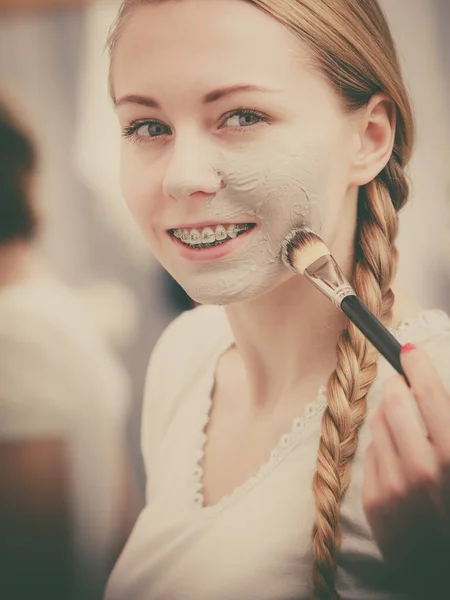 Cilt Bakımı Genç Kadın Yüzüne Karşı Fırça Gri Kil Çamur — Stok fotoğraf