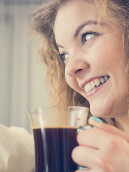 女性の肯定的なブラック コーヒーを保持を飲みしようとして 仕事に行く前に急いで朝エネルギーを得て — ストック写真